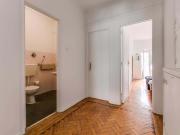 Quarto com cama de casal, com varanda, em apartamento...