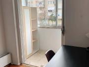 Quarto com cama de casal, com varanda, em apartamento...