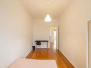 Quarto com cama de casal, com varanda, em apartamento...