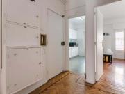 Quarto com cama de casal, com varanda, em apartamento...