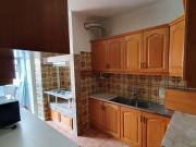 Quarto com cama de casal, com varanda, em apartamento...