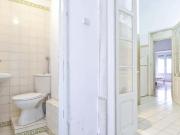 Quarto com cama de casal, com varanda, em apartamento...