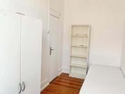 Quarto com cama de casal, com varanda, em apartamento...