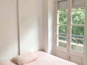 Quarto com cama de casal, com varanda, em apartamento...