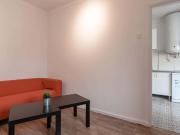 Quarto com cama de casal, com varanda, em apartamento...