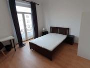 Quarto com cama de casal, com varanda, em apartamento...