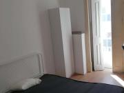 Quarto com cama de casal, com varanda, em apartamento...