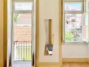 Quarto com cama de casal, com varanda, em apartamento...