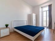 Quarto com cama de casal, com varanda, em apartamento...