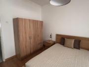 Quarto com cama de casal, com varanda, em apt