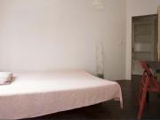Quarto com cama de casal e varanda em apartamento com 7...