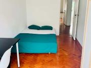 Quarto com cama de casal em apartamento com 3 quartos...