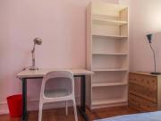 Quarto com cama de casal em apartamento com 7 quartos...