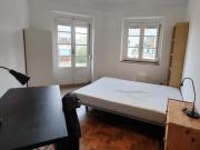 Quarto com cama de casal em apartamento com 7 quartos...