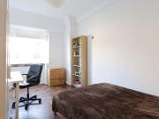 Quarto com cama de casal em apartamento com 7 quartos...