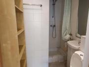 Quarto com cama de casal em apartamento com 7 quartos...