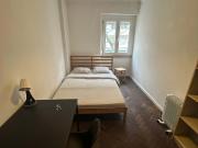 Quarto com cama de casal em apartamento com 7 quartos... Quarto com cama de casal em apartamento com 7 quartos...