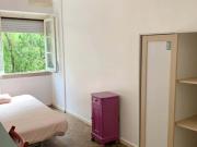 Quarto com cama de casal em apartamento com 7 quartos...