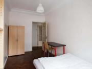 Quarto com cama de casal em apartamento com 7 quartos...