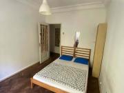 Quarto com cama de casal em apartamento com 7 quartos...