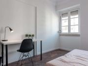 Quarto com cama de casal em apartamento com 7 quartos...