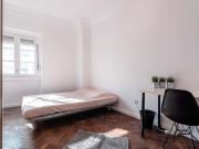 Quarto com cama de casal em apartamento com 7 quartos...