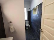 Quarto com cama de casal em apartamento com 7 quartos...