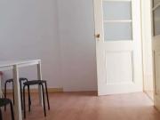 Quarto com cama de casal em apartamento com 8 quartos...