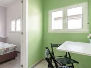 Quarto com cama de casal em apartamento de 2 quartos...