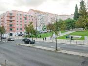 Quarto com cama de solteiro, com varanda, em apartamento...