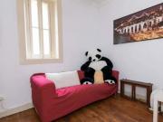 Quarto com cama de solteiro, com varanda, em apartamento...