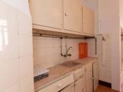 Quarto com cama de solteiro, com varanda, em apartamento...