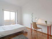 Quarto com cama de solteiro, com varanda, em apartamento...