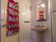 Quarto com cama de solteiro, com varanda, em apartamento...