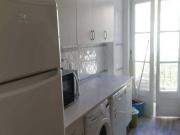 Quarto com cama de solteiro, com varanda, em apartamento...