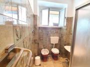 Quarto com cama de solteiro em apartamento com 5 quartos...