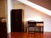 Quarto com cama de solteiro em apartamento com 5 quartos...