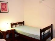 Quarto com cama de solteiro em apartamento com 5 quartos...