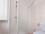 Quarto com cama de solteiro em apartamento com 6 quartos...