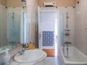 Quarto com cama de solteiro em apartamento com 7 quartos...