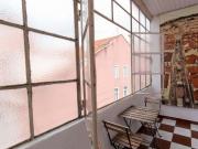 Quarto com cama de solteiro em apartamento com 8 quartos...