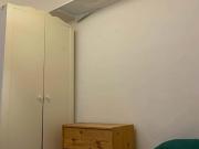 Quarto com cama de solteiro em apartamento com 8 quartos...