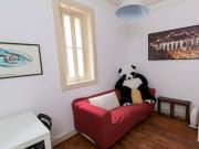 Quarto com cama de solteiro em apartamento com 8 quartos...