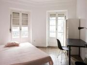 Quarto com cama de solteiro em apartamento com 7 quartos...