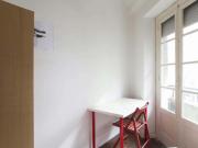 Quarto com cama de solteiro em apartamento com 7 quartos...