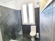 Quarto com cama de solteiro em apartamento com 7 quartos...