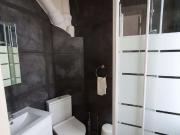 Quarto com cama de solteiro em apartamento com 7 quartos... Quarto com cama de solteiro em apartamento com 7 quartos...