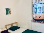 Quarto com cama de solteiro em apartamento com 8 quartos...