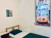 Quarto com cama de solteiro em apartamento com 8 quartos...