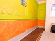 Quarto com cama de solteiro em apartamento com 8 quartos...